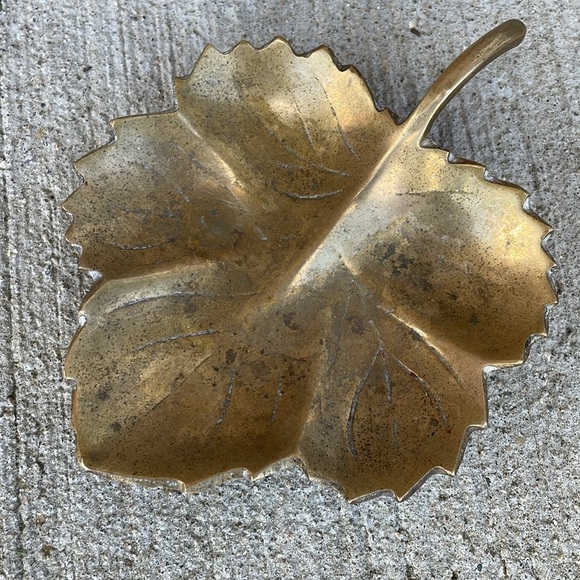 Vintage Brass Maple Leaf Trinket Dish Artisan Metalcrafter Jewelry Holder Solid - Picture 2 of 3